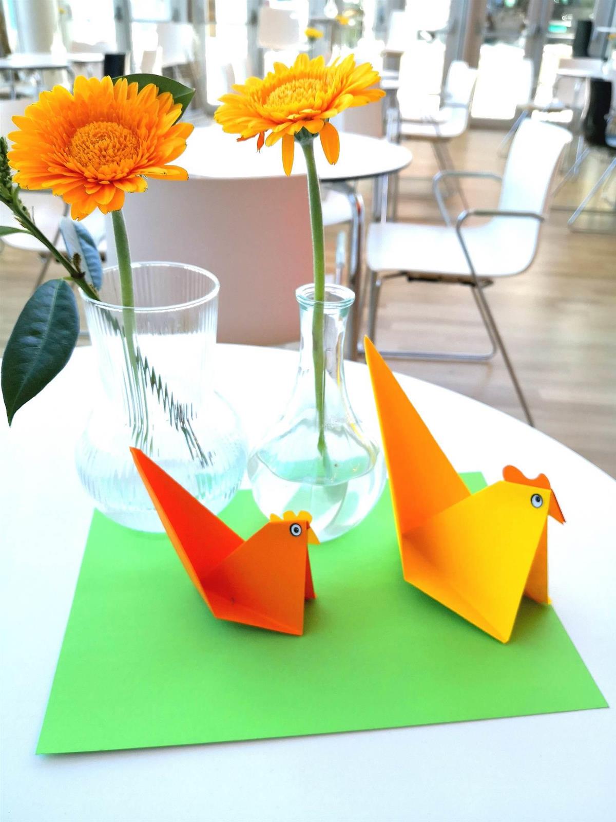 Bilde av to påskekyllinger av papir og to vaser med en blomster i hver. Foto. - Klikk for stort bilde