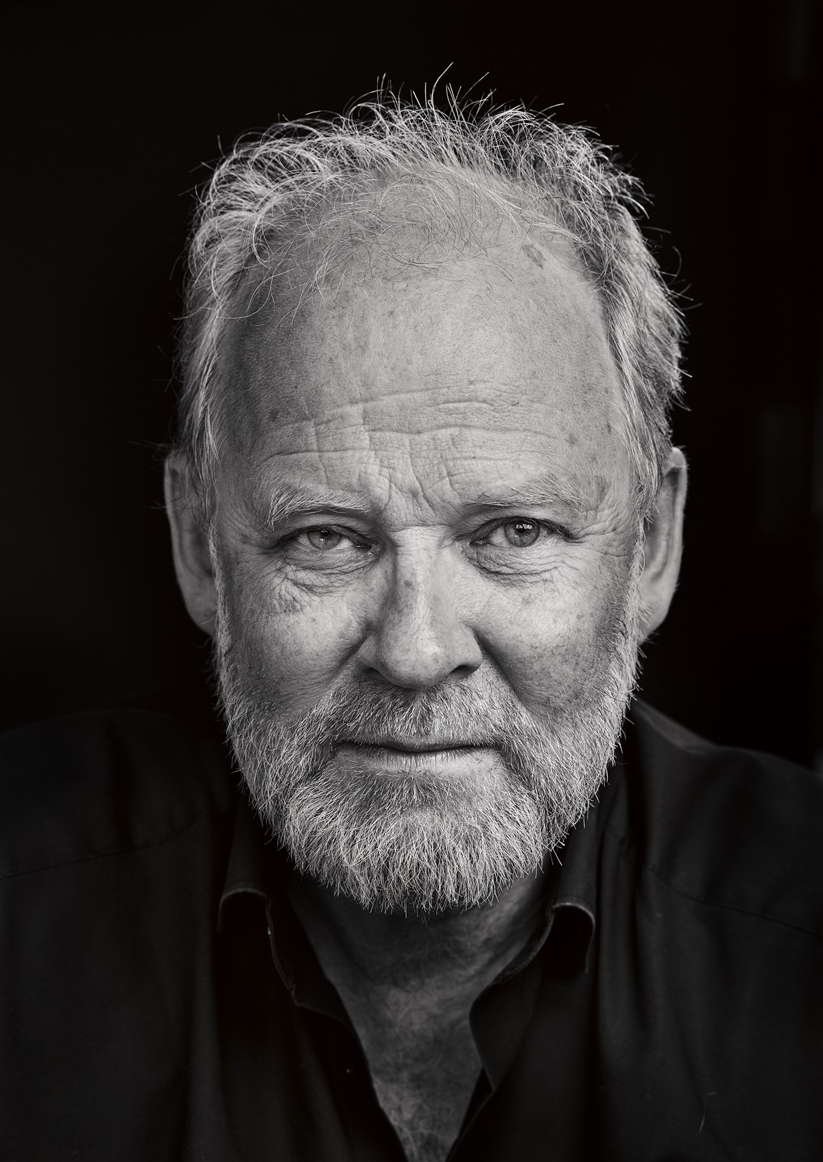 Portrettbilde av forfatter Alf van der Hagen
